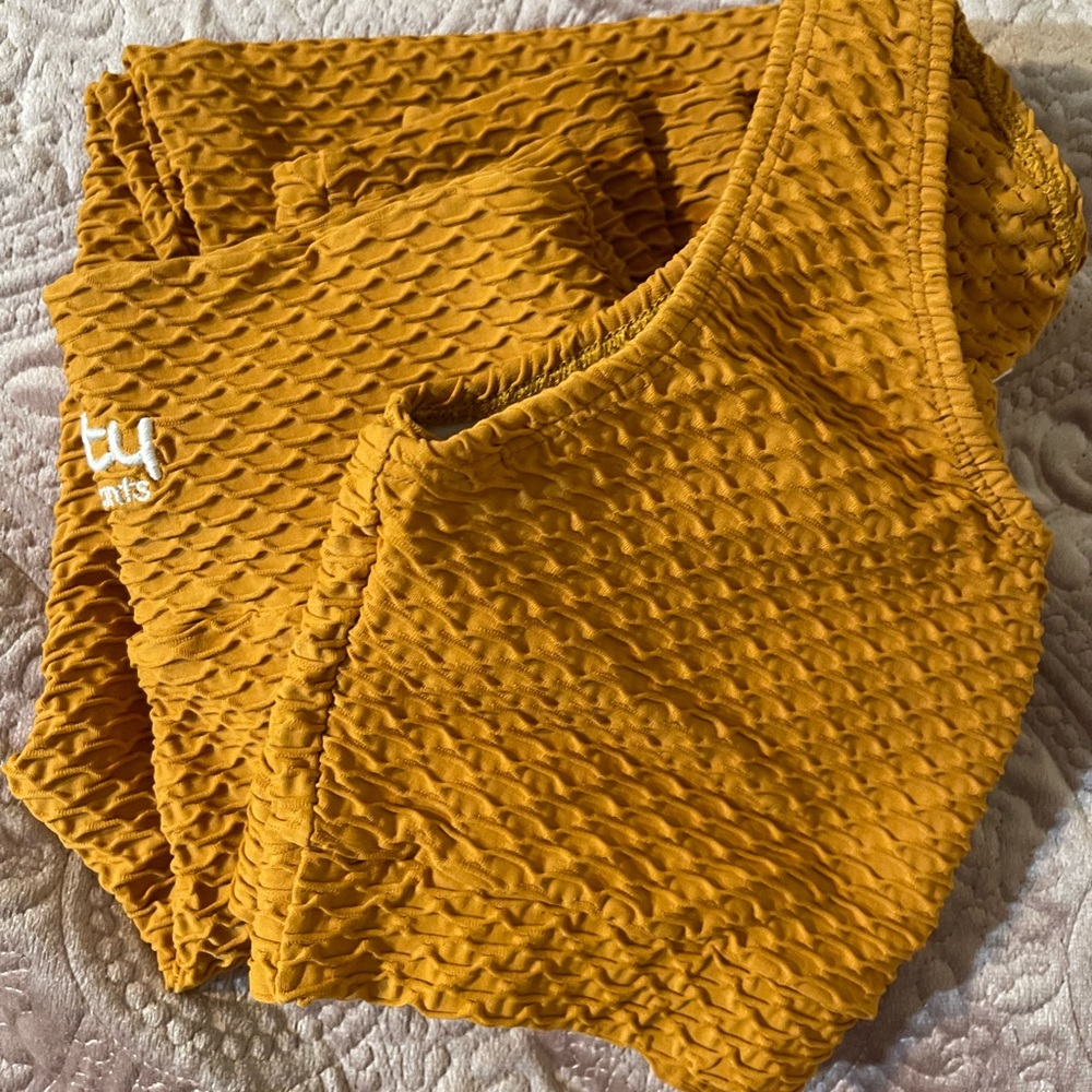 Booty by Brabants full length croco leggings & straight across top in honey/gold